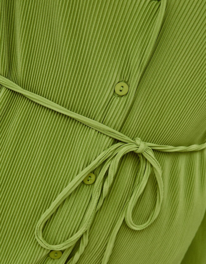 Plissiertes Minikleid mit langen Ärmeln und Gürtel